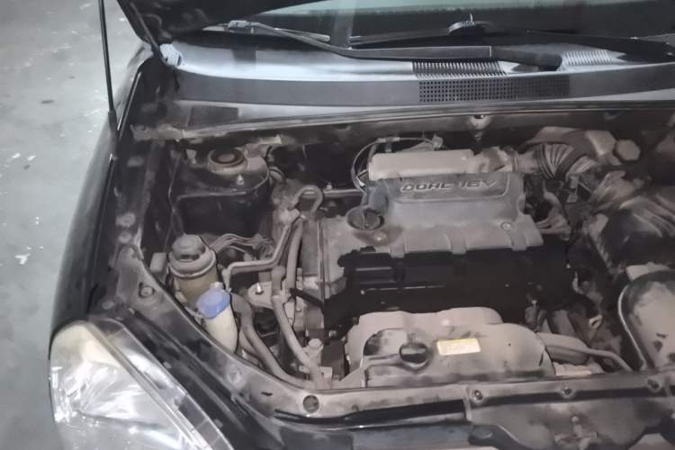 Used Hyundai Tucson 2009 2.0L Automatic Two-Wheel Drive with Sunroof Engine Bay Right