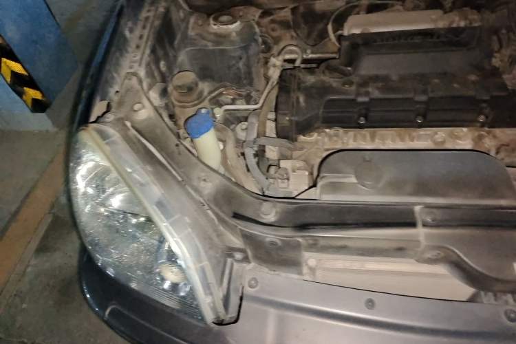 Used Hyundai Tucson 2009 2.0L Automatic Two-Wheel Drive with Sunroof Engine Bay Right