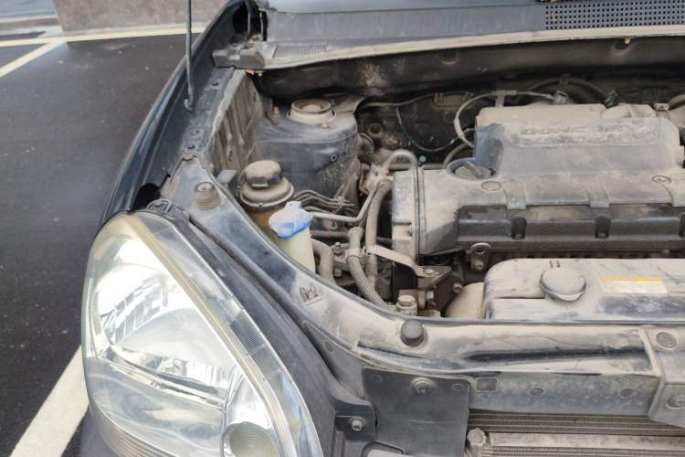 Used Hyundai Tucson 2009 2.0L Automatic Two-Wheel Drive with Sunroof Engine Bay Right
