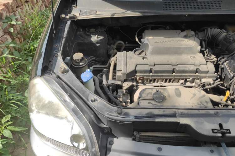 Used Hyundai Tucson 2009 2.0L Automatic Two-Wheel Drive with Sunroof Engine Bay Right