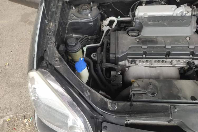Used Hyundai Tucson 2009 2.0L Automatic Two-Wheel Drive with Sunroof Engine Bay Right