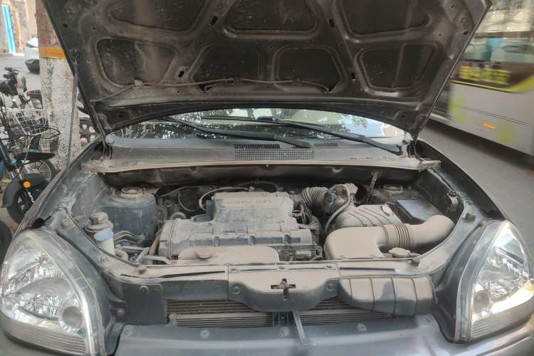 Used Hyundai Tucson 2009 2.0L Manual Two-Wheel Drive Fashion Edition Engine Bay