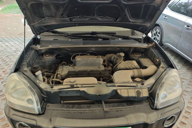Used Hyundai Tucson 2009 2.0L Automatic Two-Wheel Drive with Sunroof Engine Bay