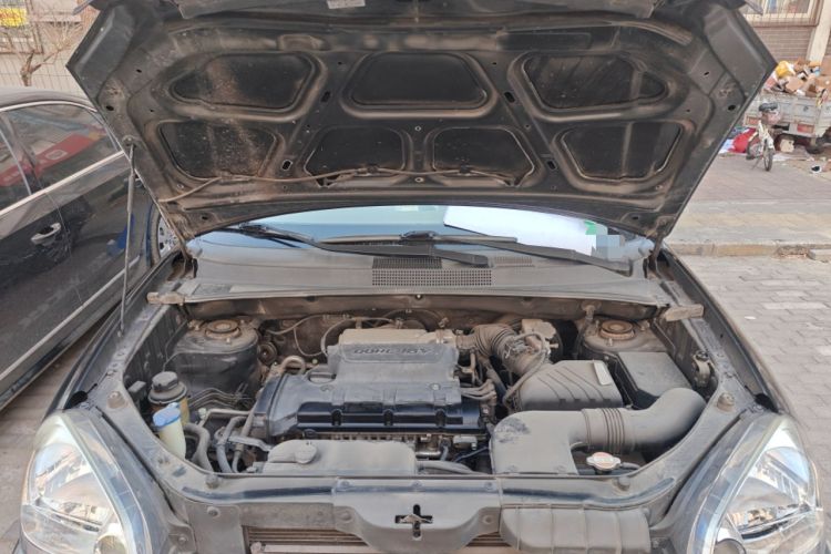 Used Hyundai Tucson 2009 2.0L Automatic Two-Wheel Drive with Sunroof Engine Bay