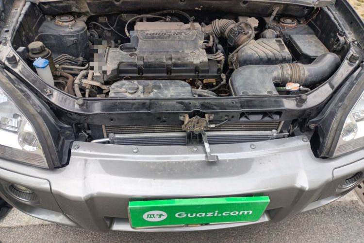 Used Hyundai Tucson 2009 2.0L Manual Two-Wheel Drive Fashion Edition Engine Bay