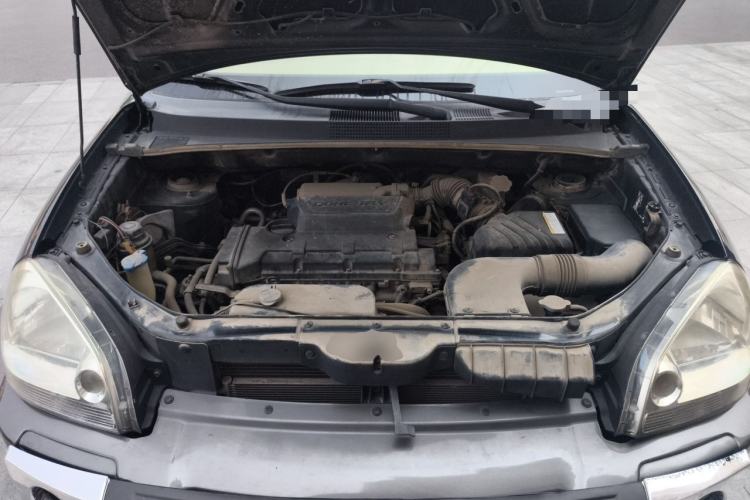 Used Hyundai Tucson 2009 2.0L Manual Two-Wheel Drive Fashion Edition Engine Bay