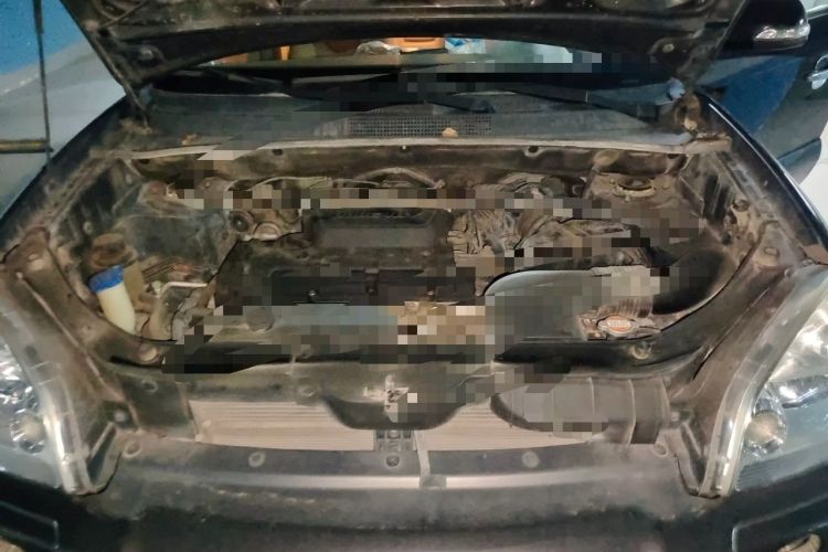 Used Hyundai Tucson 2009 2.0L Automatic Two-Wheel Drive with Sunroof Engine Bay