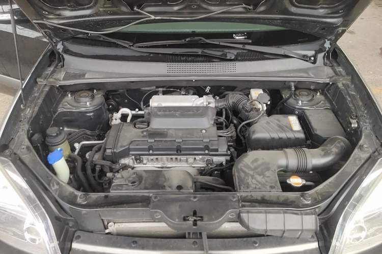 Used Hyundai Tucson 2009 2.0L Automatic Two-Wheel Drive with Sunroof Engine Bay