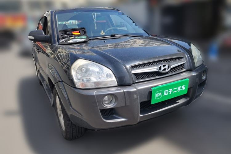 Used Hyundai Tucson 2009 2.0L Automatic Two-Wheel Drive with Sunroof Front Right 45 Deg