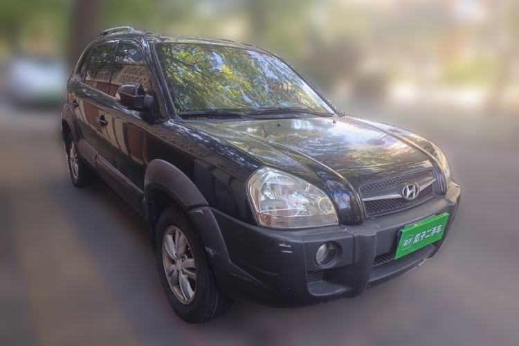 Used Hyundai Tucson 2009 2.0L Automatic Two-Wheel Drive with Sunroof Front Right 45 Deg