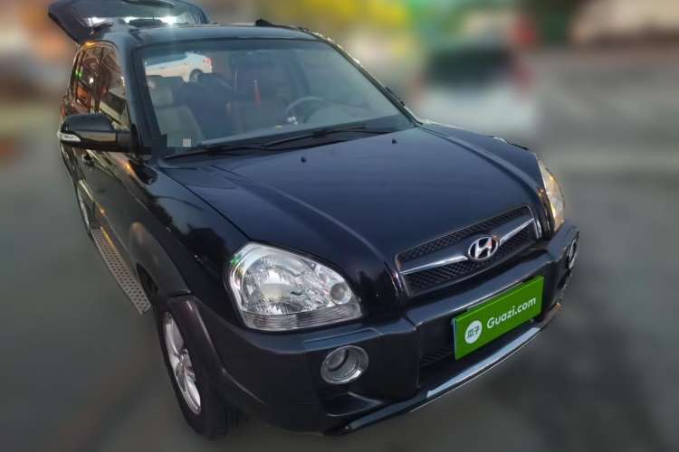 Used Hyundai Tucson 2009 2.0L Automatic Two-Wheel Drive with Sunroof Front Right 45 Deg