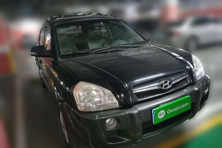 Used Hyundai Tucson 2009 2.0L Automatic Two-Wheel Drive with Sunroof Front Right 45 Deg