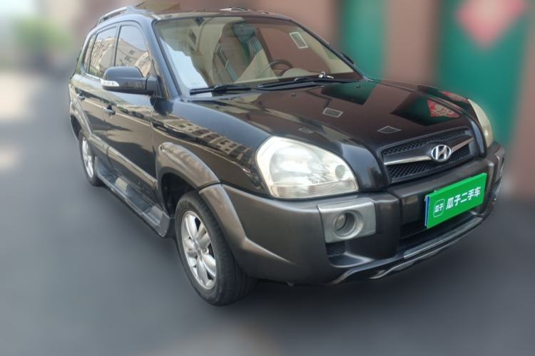 Used Hyundai Tucson 2009 2.0L Automatic Two-Wheel Drive with Sunroof Front Right 45 Deg