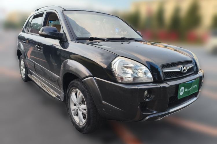Used Hyundai Tucson 2009 2.0L Automatic Two-Wheel Drive with Sunroof Front Right 45 Deg