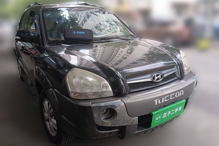 Used Hyundai Tucson 2009 2.0L Automatic Two-Wheel Drive with Sunroof Front Right 45 Deg