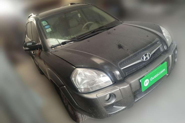 Used Hyundai Tucson 2009 2.0L Automatic Two-Wheel Drive with Sunroof Front Right 45 Deg