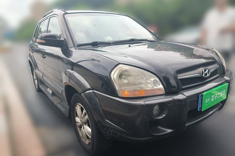 Used Hyundai Tucson 2009 2.0L Automatic Two-Wheel Drive with Sunroof Front Right 45 Deg