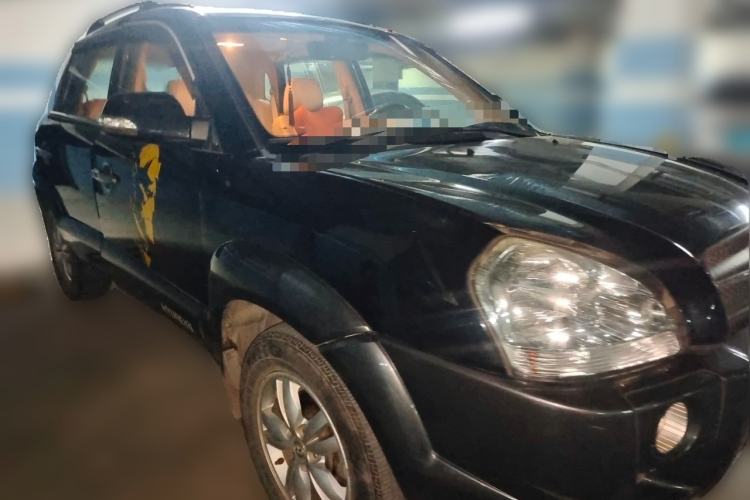 Used Hyundai Tucson 2009 2.0L Automatic Two-Wheel Drive with Sunroof Front Right 45 Deg