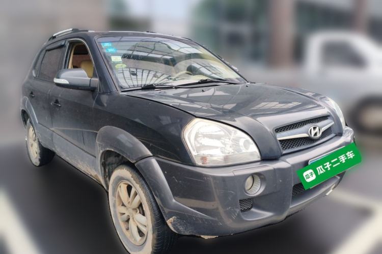 Used Hyundai Tucson 2009 2.0L Automatic Two-Wheel Drive with Sunroof Front Right 45 Deg
