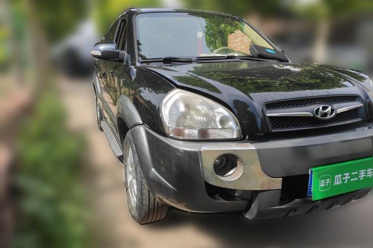 Used Hyundai Tucson 2009 2.0L Automatic Two-Wheel Drive with Sunroof Front Right 45 Deg