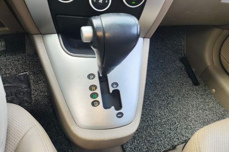 Used Hyundai Tucson 2009 2.0L Automatic Two-Wheel Drive with Sunroof Gear Lever