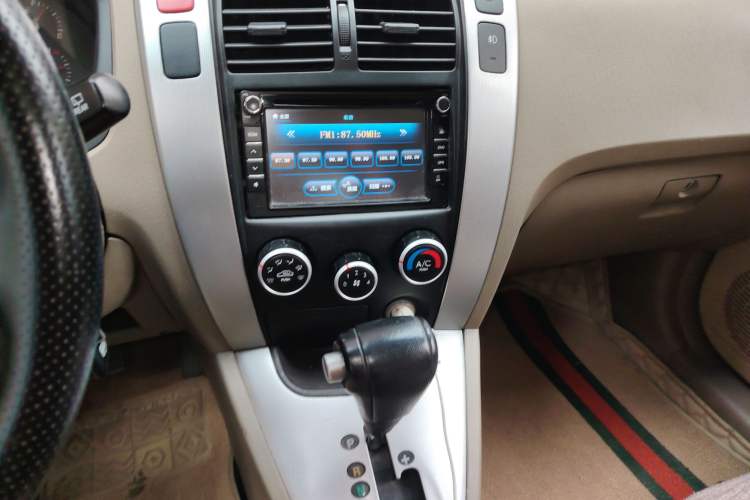 Used Hyundai Tucson 2009 2.0L Automatic Two-Wheel Drive with Sunroof Gear Lever