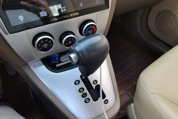 Used Hyundai Tucson 2009 2.0L Automatic Two-Wheel Drive with Sunroof Gear Lever