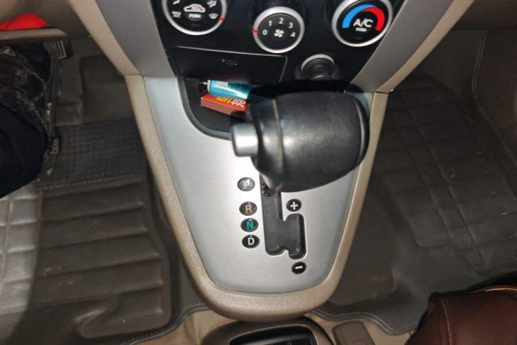 Used Hyundai Tucson 2009 2.0L Automatic Two-Wheel Drive with Sunroof Gear Lever