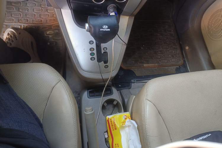 Used Hyundai Tucson 2009 2.0L Automatic Two-Wheel Drive with Sunroof Gear Lever