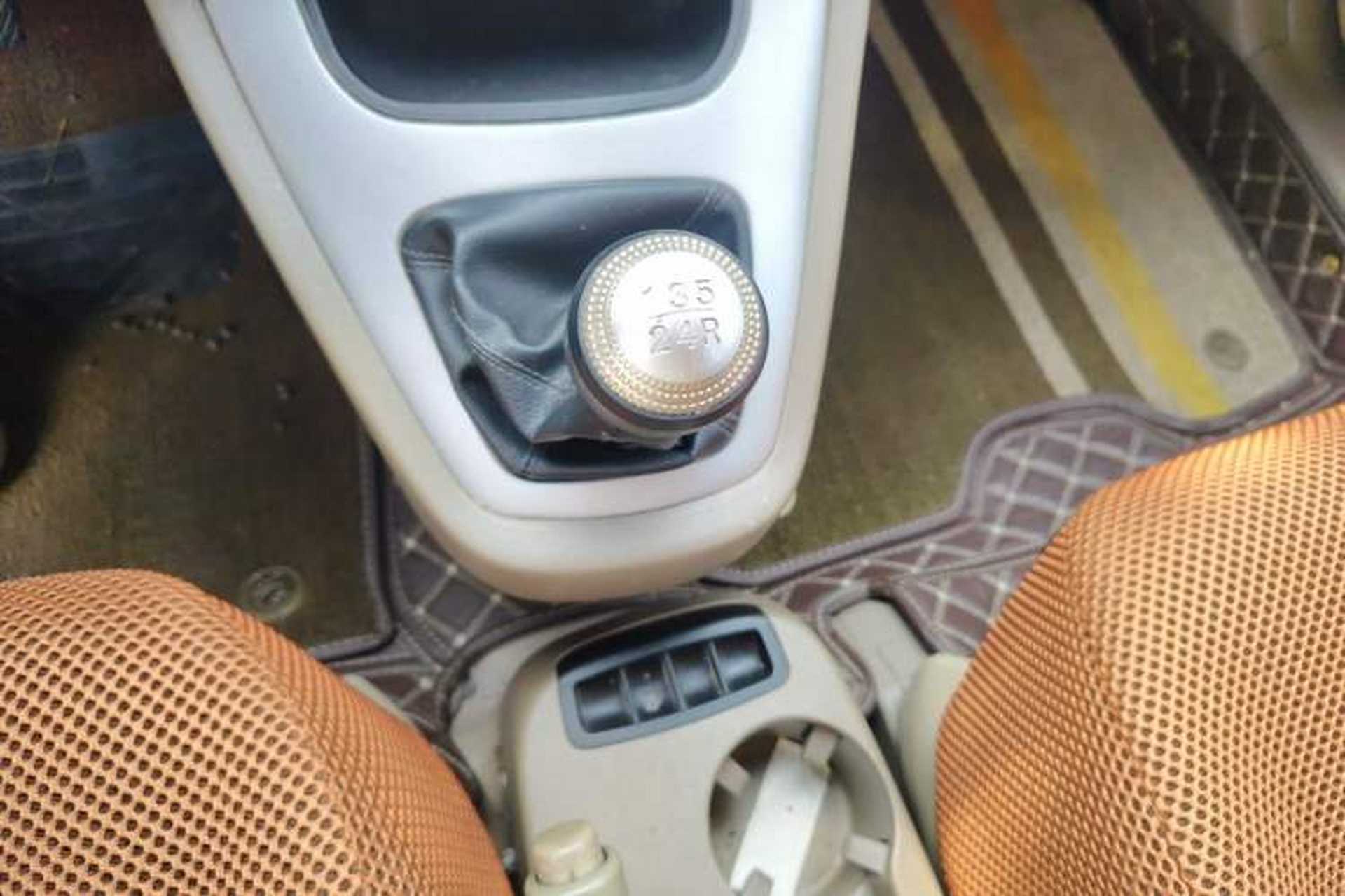 Used Hyundai Tucson 2009 2.0L Manual Two-Wheel Drive Fashion Edition Gear Lever