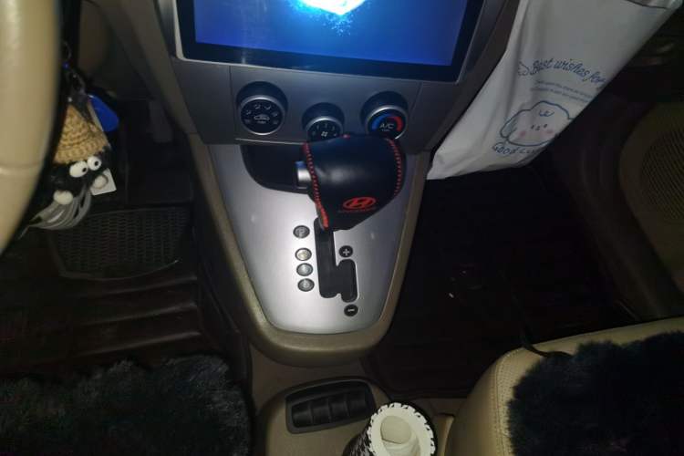 Used Hyundai Tucson 2009 2.0L Automatic Two-Wheel Drive with Sunroof Gear Lever