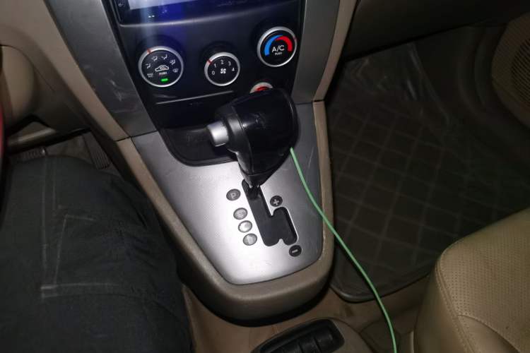 Used Hyundai Tucson 2009 2.0L Automatic Two-Wheel Drive with Sunroof Gear Lever