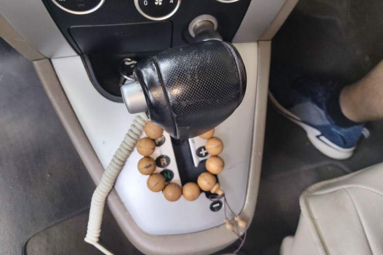 Used Hyundai Tucson 2009 2.0L Automatic Two-Wheel Drive with Sunroof Gear Lever