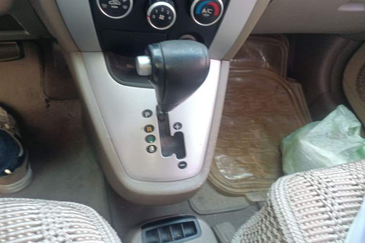Used Hyundai Tucson 2009 2.0L Automatic Two-Wheel Drive with Sunroof Gear Lever