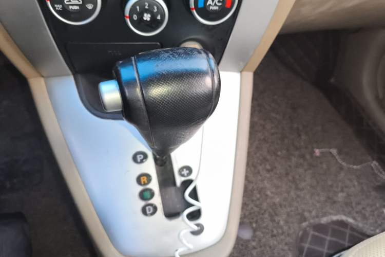 Used Hyundai Tucson 2009 2.0L Automatic Two-Wheel Drive with Sunroof Gear Lever