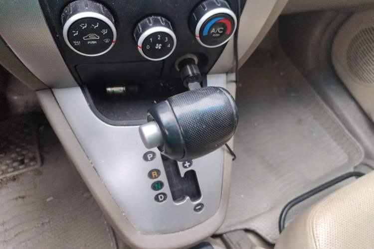 Used Hyundai Tucson 2009 2.0L Automatic Two-Wheel Drive with Sunroof Gear Lever