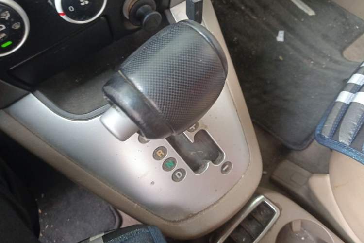 Used Hyundai Tucson 2009 2.0L Automatic Two-Wheel Drive with Sunroof Gear Lever