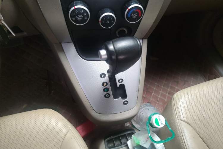 Used Hyundai Tucson 2009 2.0L Automatic Two-Wheel Drive with Sunroof Gear Lever