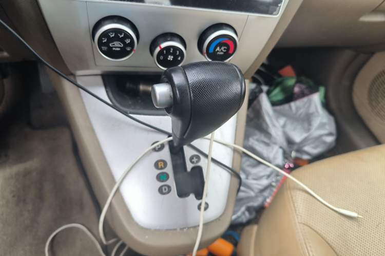 Used Hyundai Tucson 2009 2.0L Automatic Two-Wheel Drive with Sunroof Gear Lever