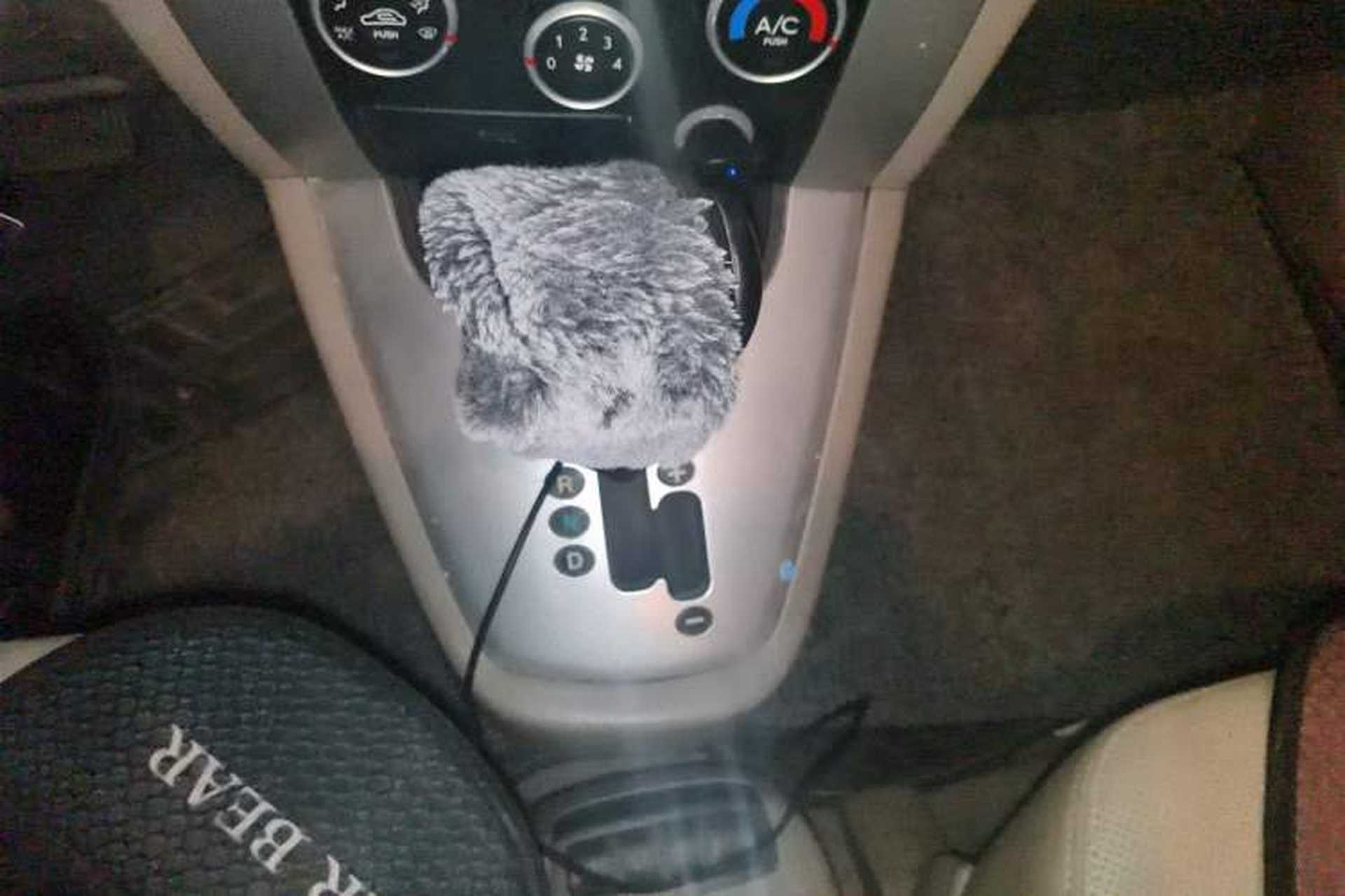 Used Hyundai Tucson 2009 2.0L Automatic Two-Wheel Drive with Sunroof Gear Lever