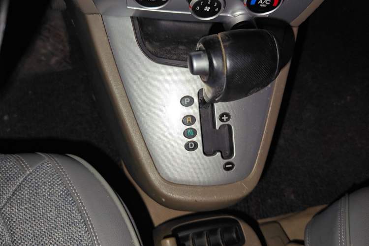 Used Hyundai Tucson 2009 2.0L Automatic Two-Wheel Drive with Sunroof Gear Lever