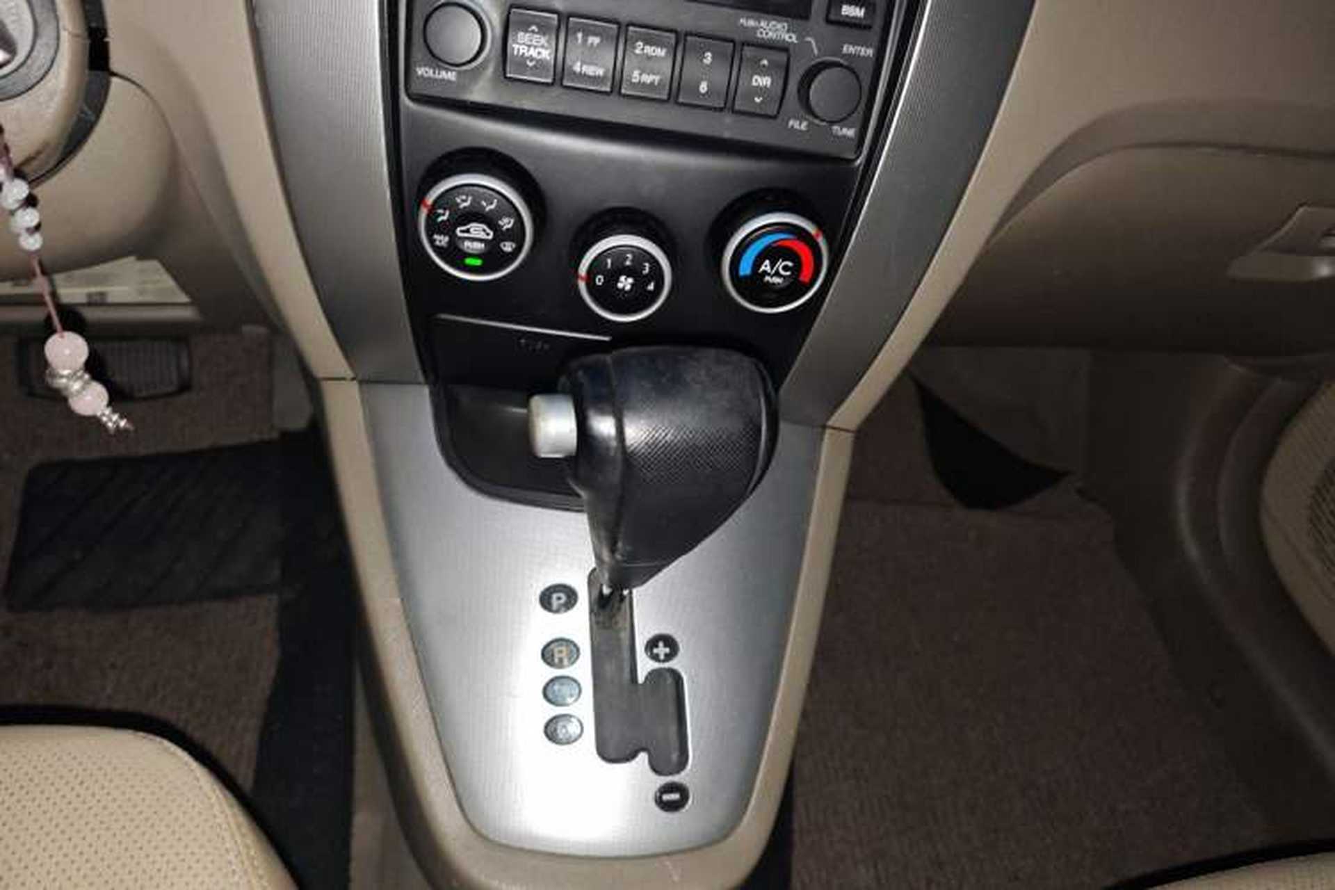 Used Hyundai Tucson 2009 2.0L Automatic Two-Wheel Drive with Sunroof Gear Lever