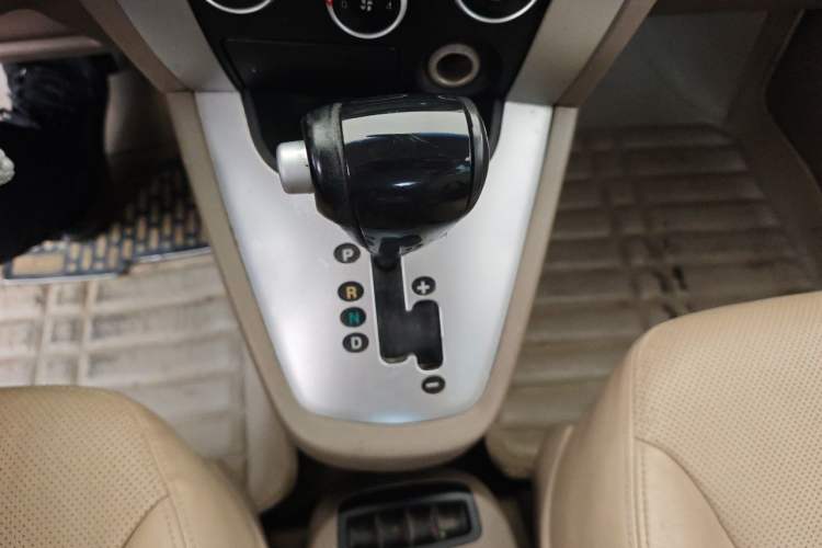 Used Hyundai Tucson 2009 2.0L Automatic Two-Wheel Drive with Sunroof Gear Lever
