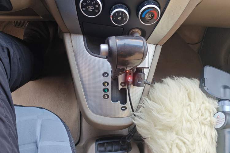 Used Hyundai Tucson 2009 2.0L Automatic Two-Wheel Drive with Sunroof Gear Lever