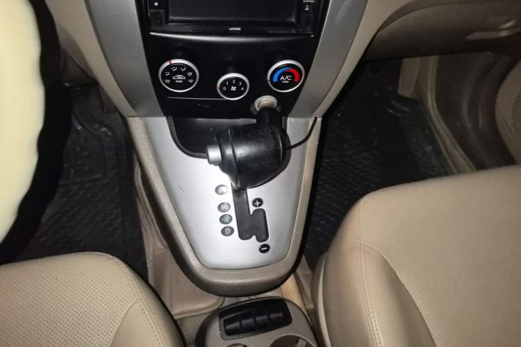 Used Hyundai Tucson 2009 2.0L Automatic Two-Wheel Drive with Sunroof Gear Lever