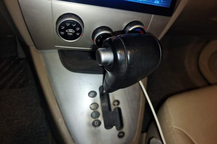 Used Hyundai Tucson 2009 2.0L Automatic Two-Wheel Drive with Sunroof Gear Lever