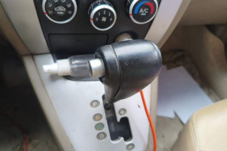 Used Hyundai Tucson 2009 2.0L Automatic Two-Wheel Drive with Sunroof Gear Lever