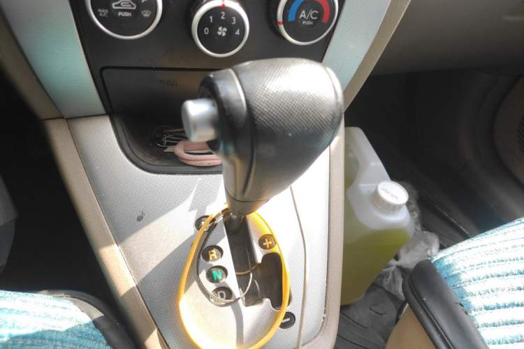 Used Hyundai Tucson 2009 2.0L Automatic Two-Wheel Drive with Sunroof Gear Lever