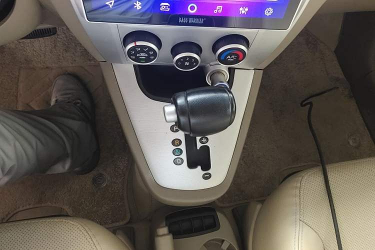 Used Hyundai Tucson 2009 2.0L Automatic Two-Wheel Drive with Sunroof Gear Lever