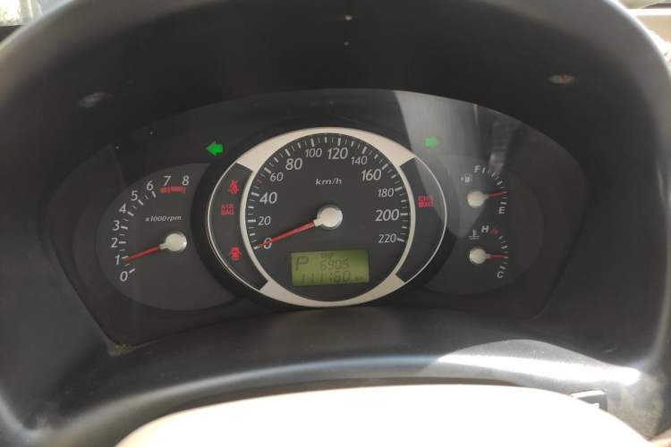 Used Hyundai Tucson 2009 2.0L Automatic Two-Wheel Drive with Sunroof Instrument Cluster